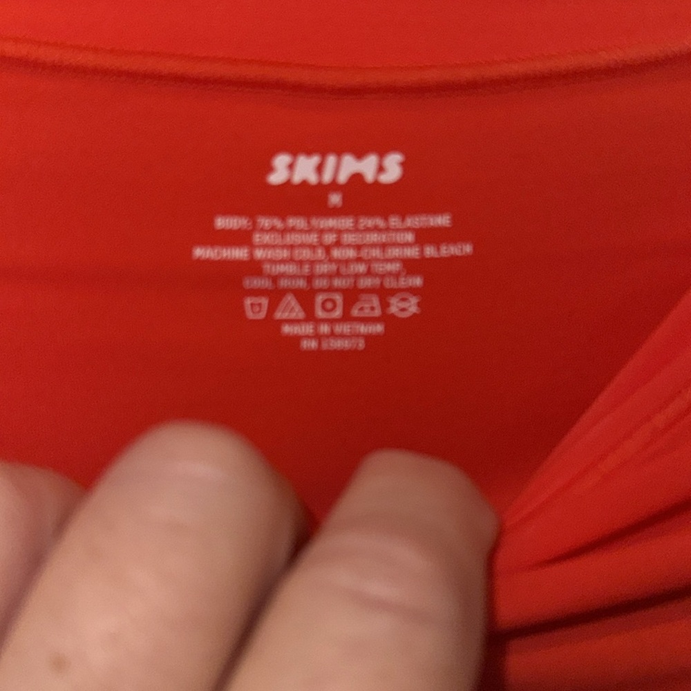 NWT'S SKIMS LONG-SLEEVED T-SHIRT IN A GORGEOUS BRIGHT COLOR! - Picture 2 of 4